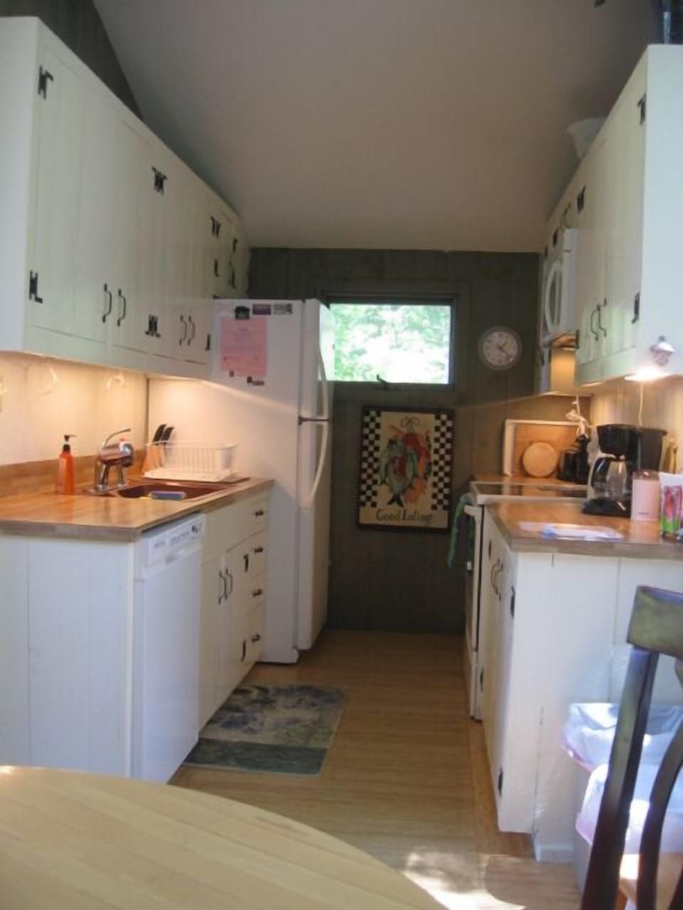 Fully Applianced Kitchen DW, Fridge, Microwave, coffee pot and grinder, toaster+