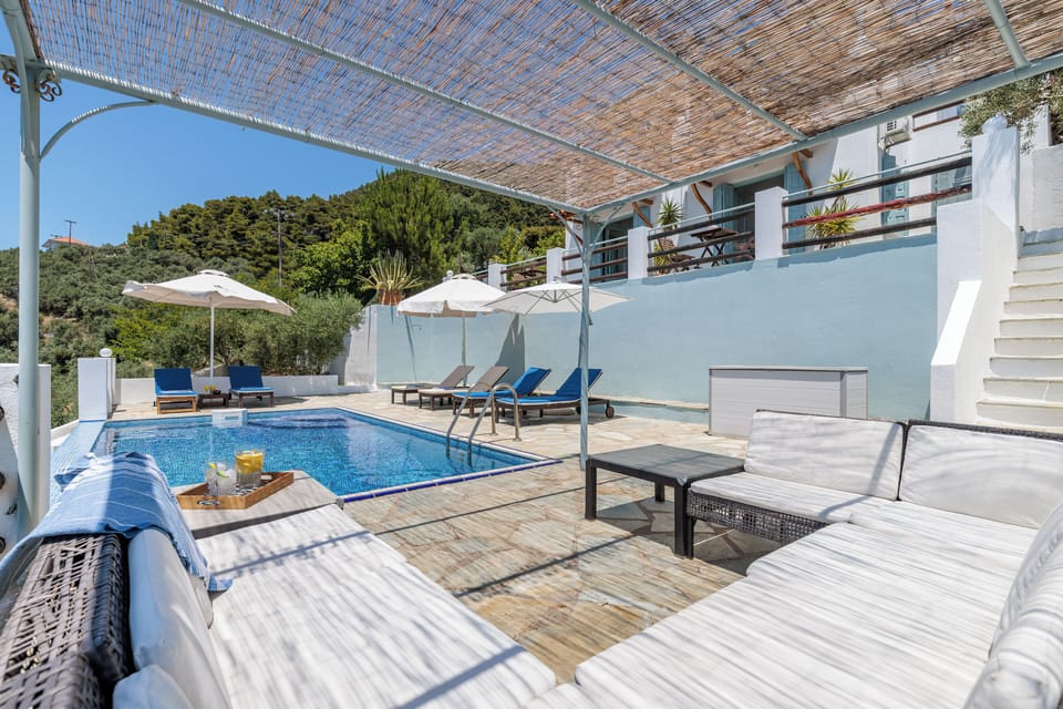 The Pool has 10+ Hours of Sunshine!