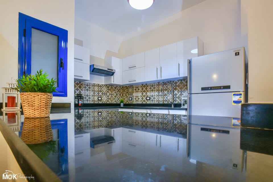 Full-size fridge, microwave, oven, stovetop