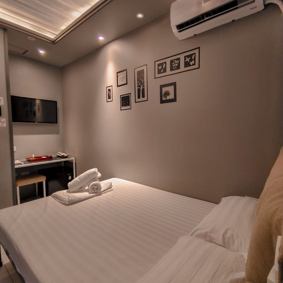 Economy Room, 1 Queen Bed, Non Smoking, City View | Desk, blackout drapes, free WiFi, bed sheets