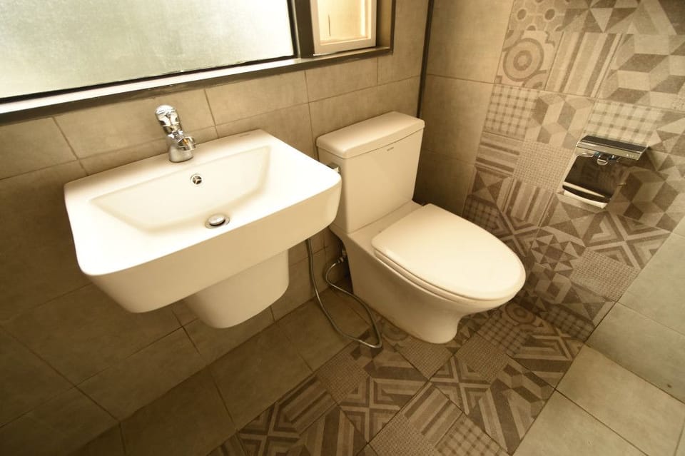 Shower, free toiletries, hair dryer, bidet