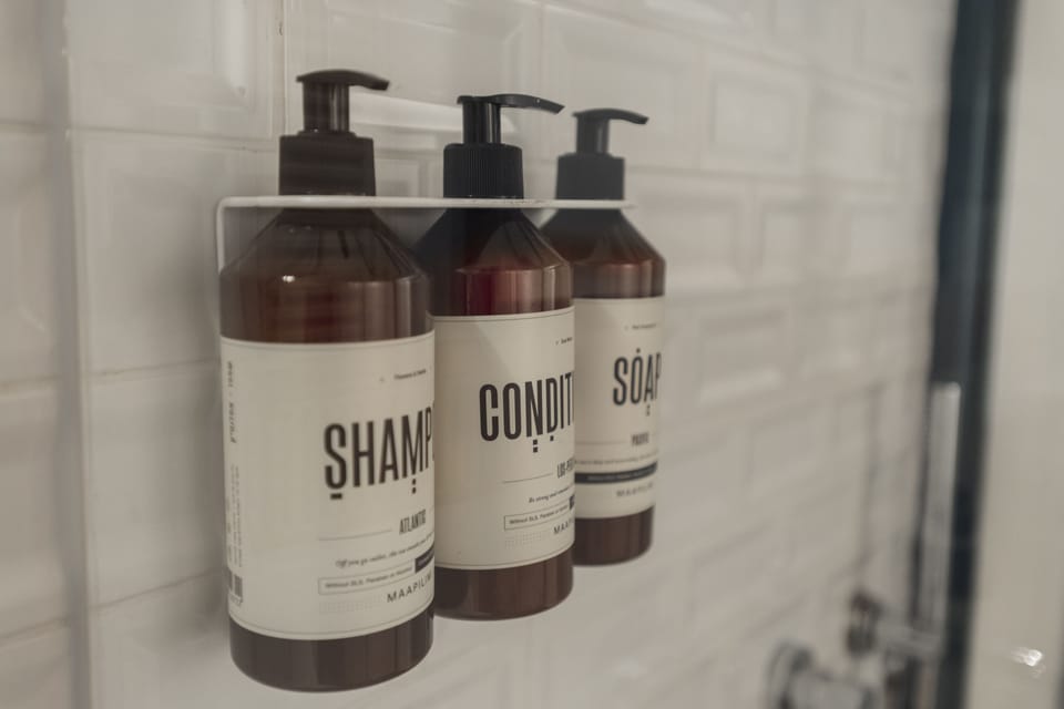 Shower, rainfall showerhead, free toiletries, hair dryer