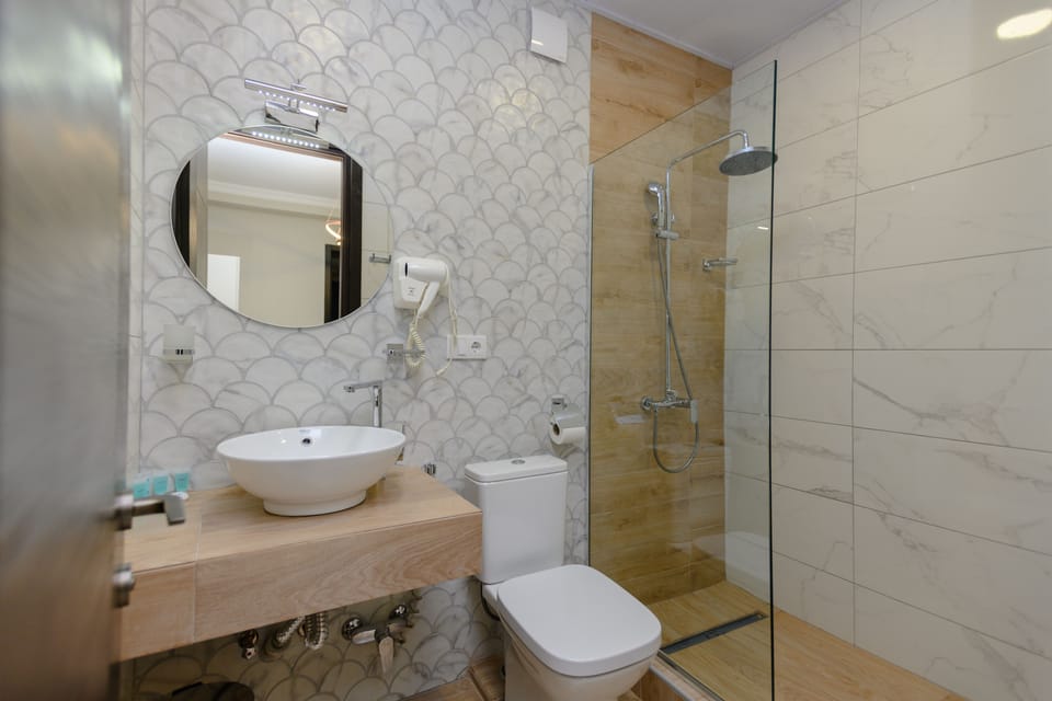 Shower, rainfall showerhead, free toiletries, hair dryer
