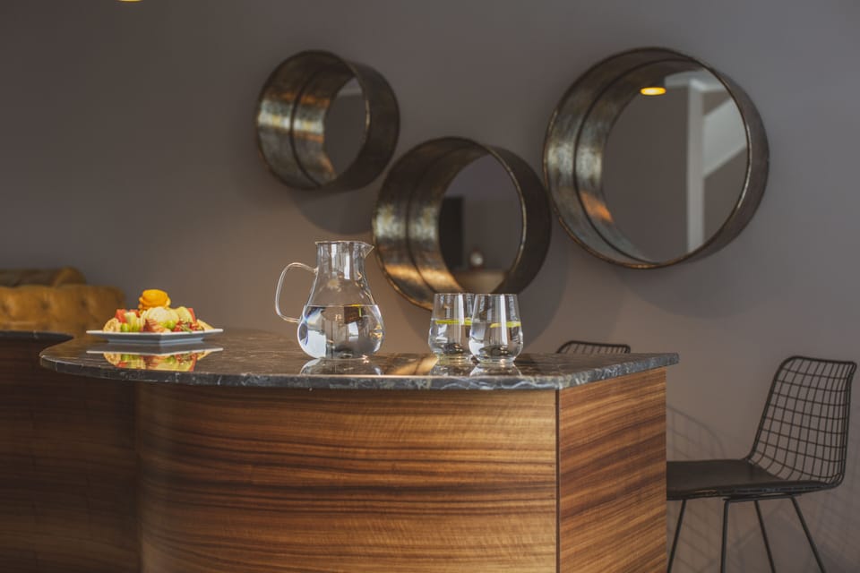 Suite (King) | Premium bedding, minibar, in-room safe, individually decorated