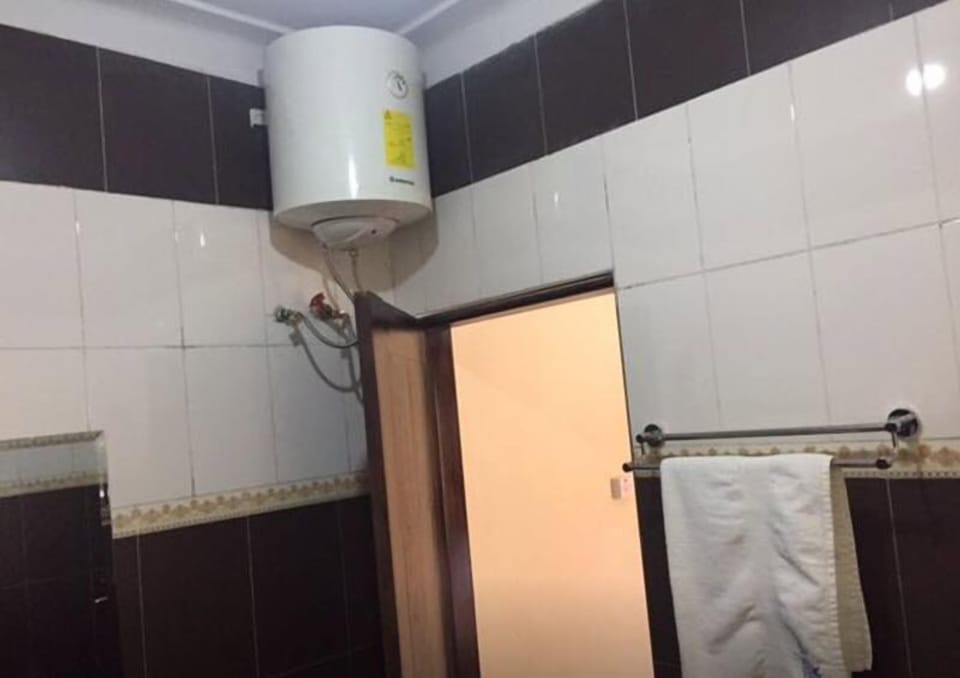 Deluxe Double Room, Non Smoking | Bathroom | Shower, free toiletries, towels