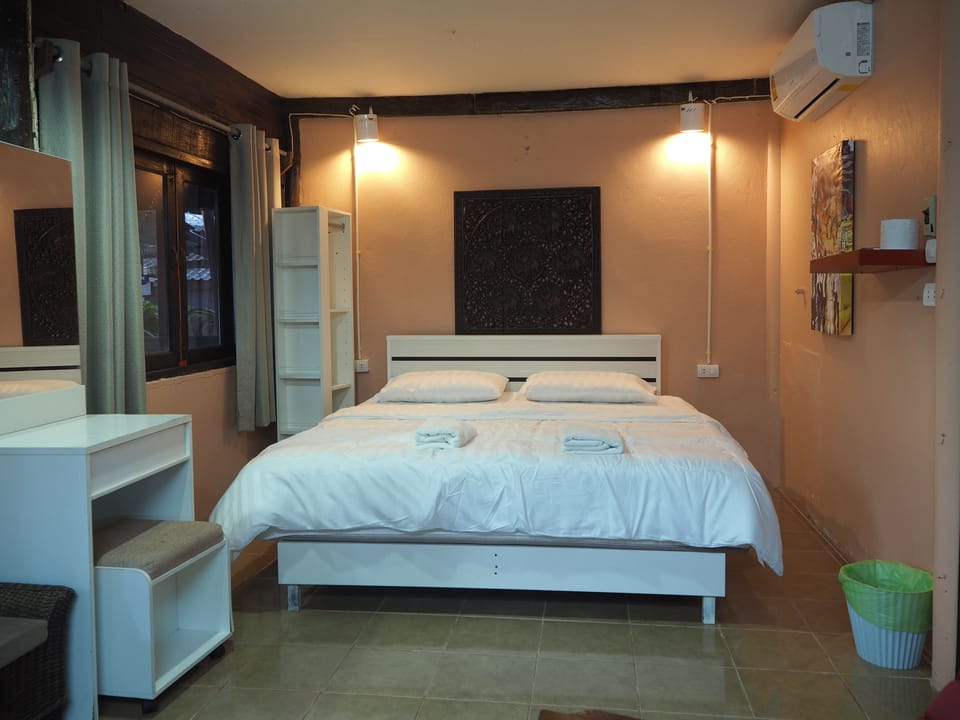 Laptop workspace, blackout drapes, free WiFi, bed sheets