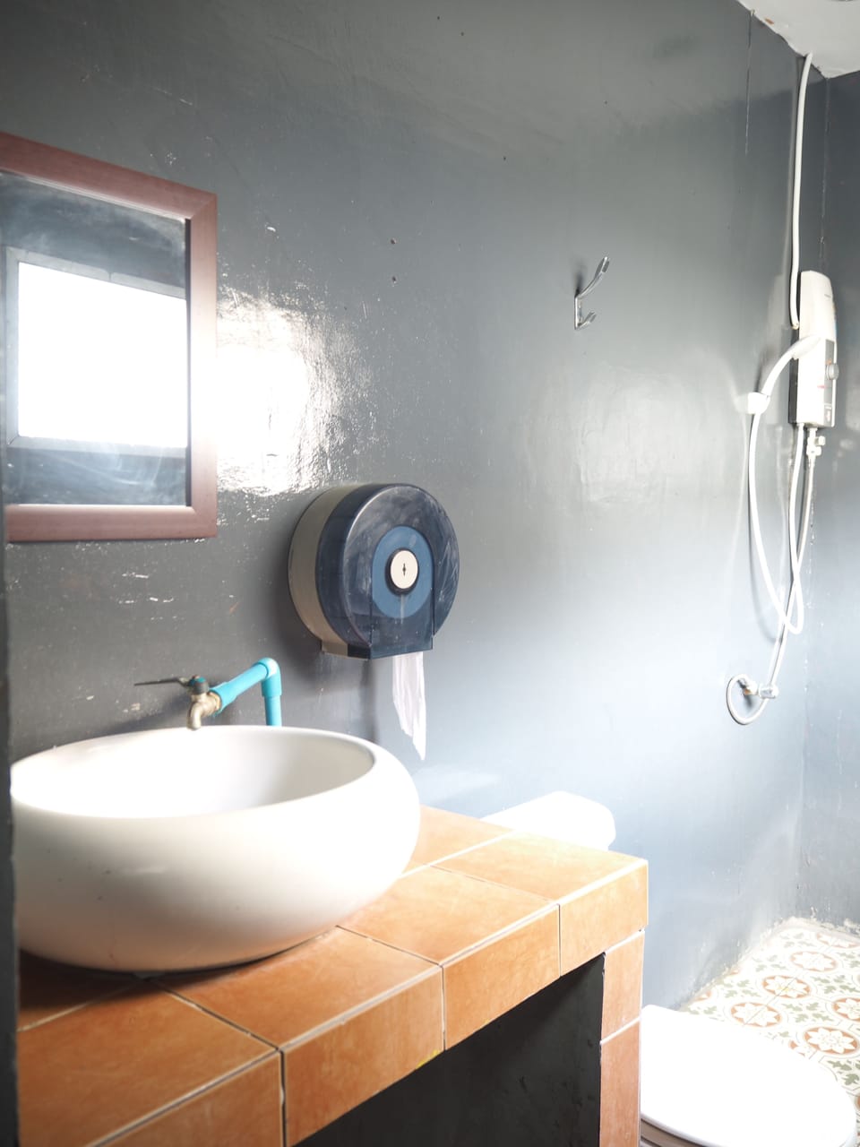 6-Bed Mixed Dormitory (Ensuite) | Bathroom | Combined shower/tub, rainfall showerhead, free toiletries