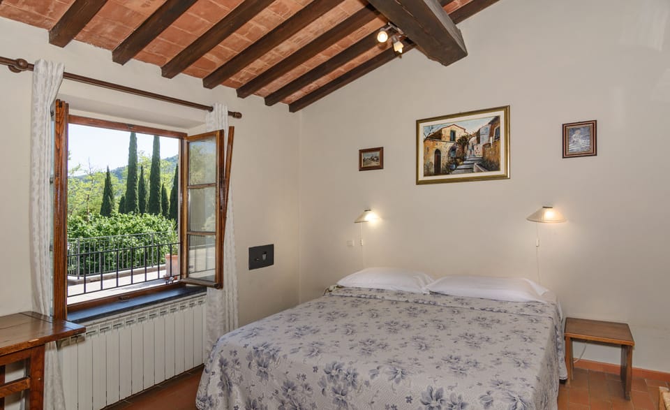 1 bedroom, in-room safe, desk, cribs (surcharge)