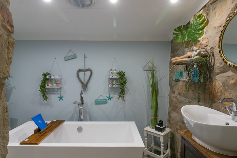 Honeymoon Room (The Spa) | Bathroom | Free toiletries, hair dryer, towels