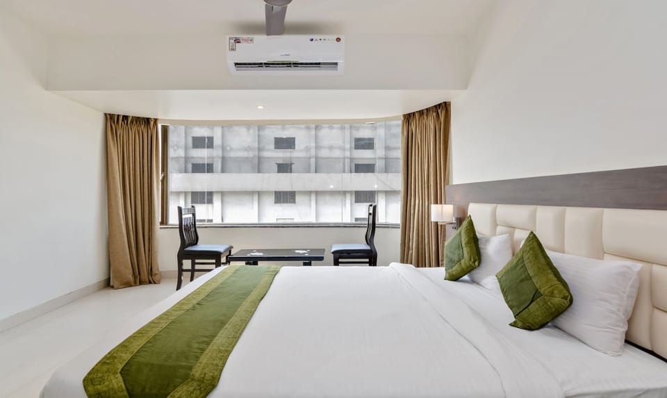 Standard Room, 1 Queen Bed, Non Smoking | Iron/ironing board, rollaway beds, free WiFi, bed sheets