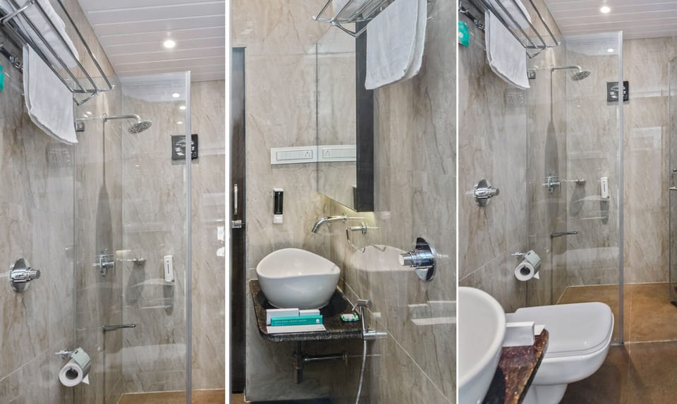 Standard Room, 1 Queen Bed, Non Smoking | Bathroom | Shower, free toiletries, towels