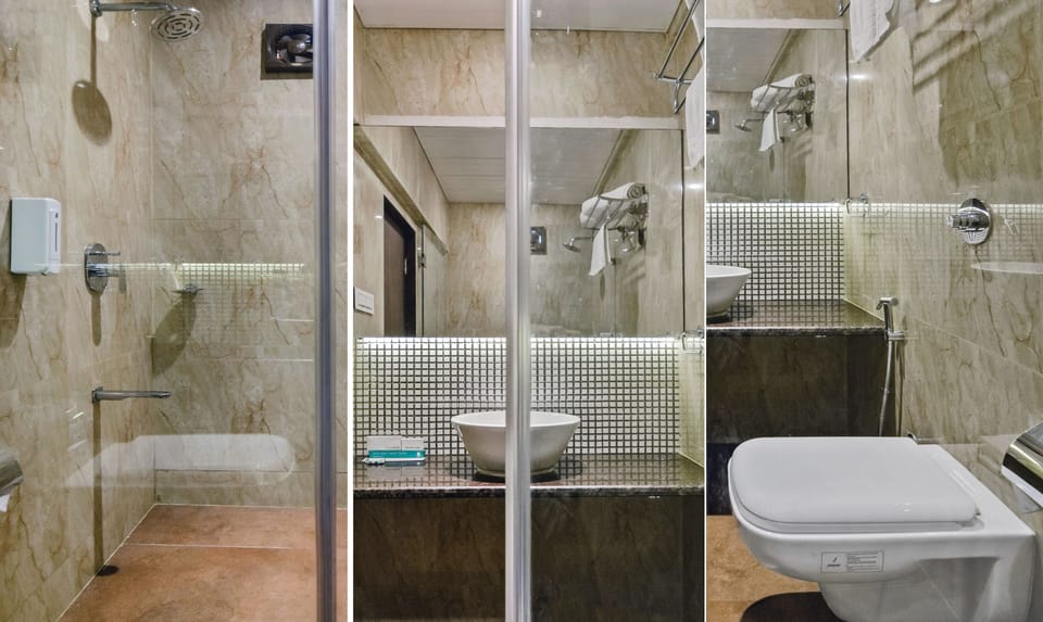 Premium Room, 1 Queen Bed, Non Smoking | Bathroom | Shower, free toiletries, towels