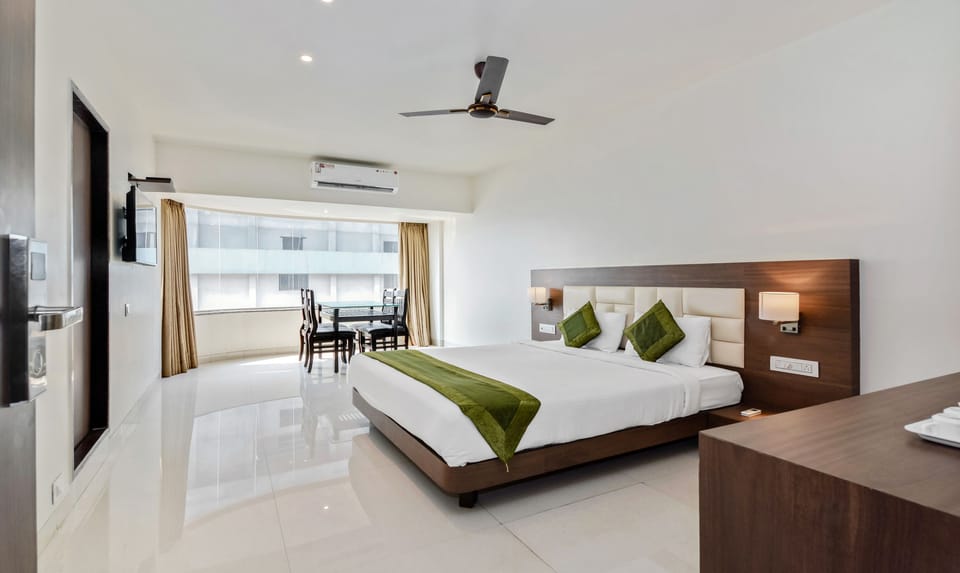 Premium Room, 1 Queen Bed, Non Smoking | Iron/ironing board, rollaway beds, free WiFi, bed sheets