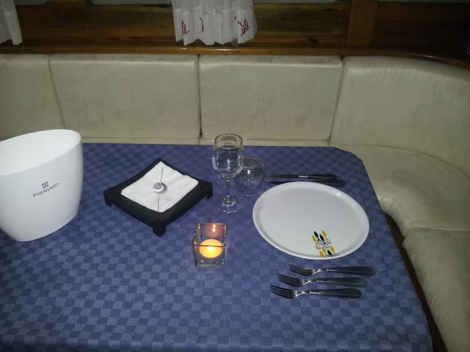 Boat, 5 bedrooms | In-room dining