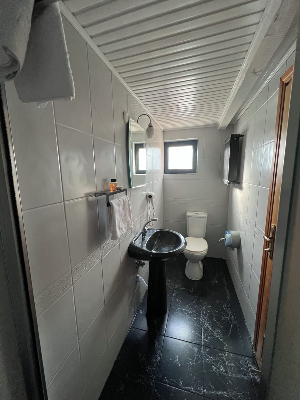 Family Room | Bathroom | Shower, free toiletries, hair dryer, slippers