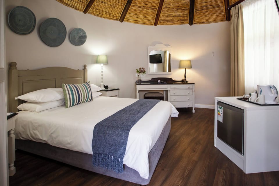 Room, 1 Queen Bed, Smoking, Garden View | 1 bedroom, premium bedding, minibar, in-room safe