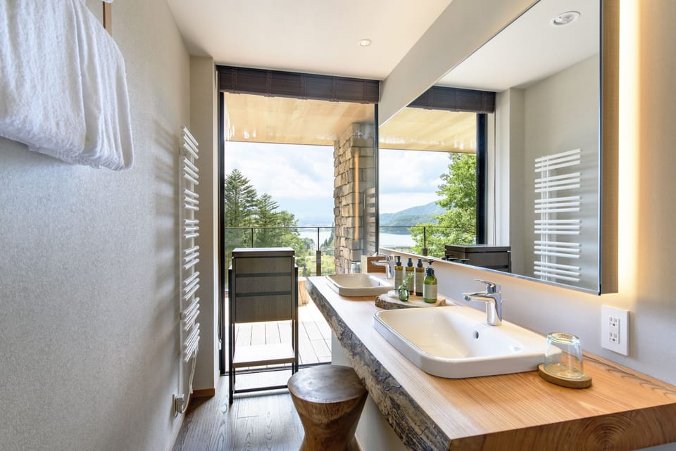FUFU Luxury Premium Suite Twin | Bathroom | Separate tub and shower, spring water tub, free toiletries, hair dryer