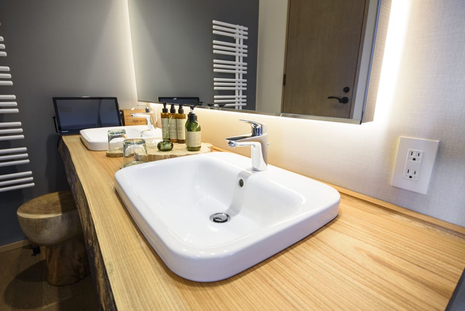 FUFU Luxury Suite Twin | Bathroom sink