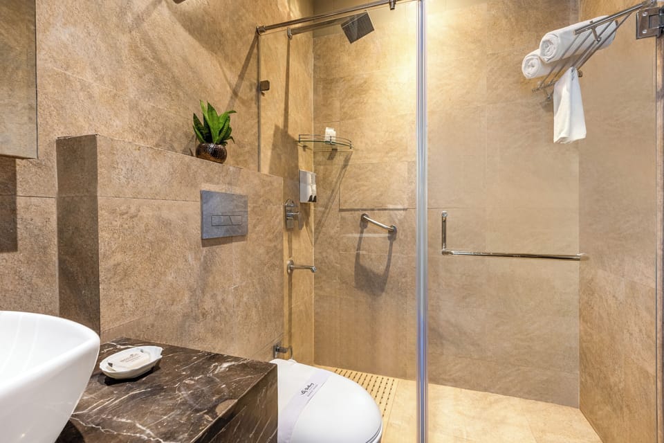Premier Room with Balcony | Bathroom | Free toiletries, hair dryer, slippers, towels