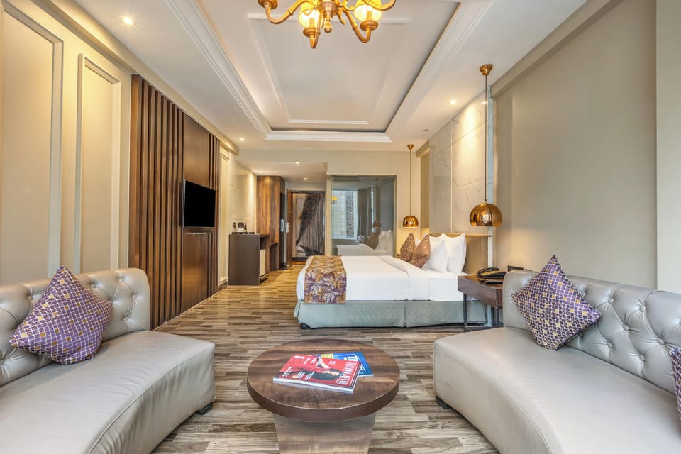 Classic Room | Minibar, in-room safe, blackout drapes, soundproofing