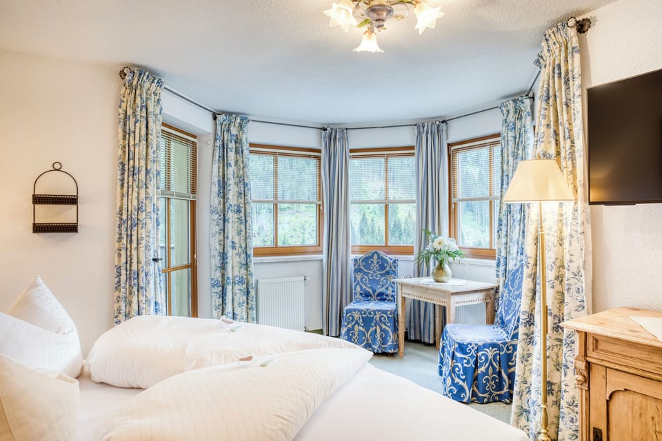 Comfort Double Room (oder Turm) | Living area | Flat-screen TV, toys