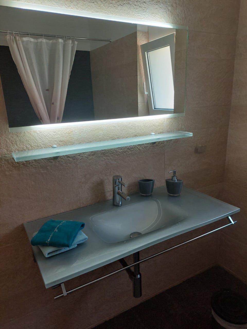 Executive Double Room | Bathroom | Designer toiletries, hair dryer, towels