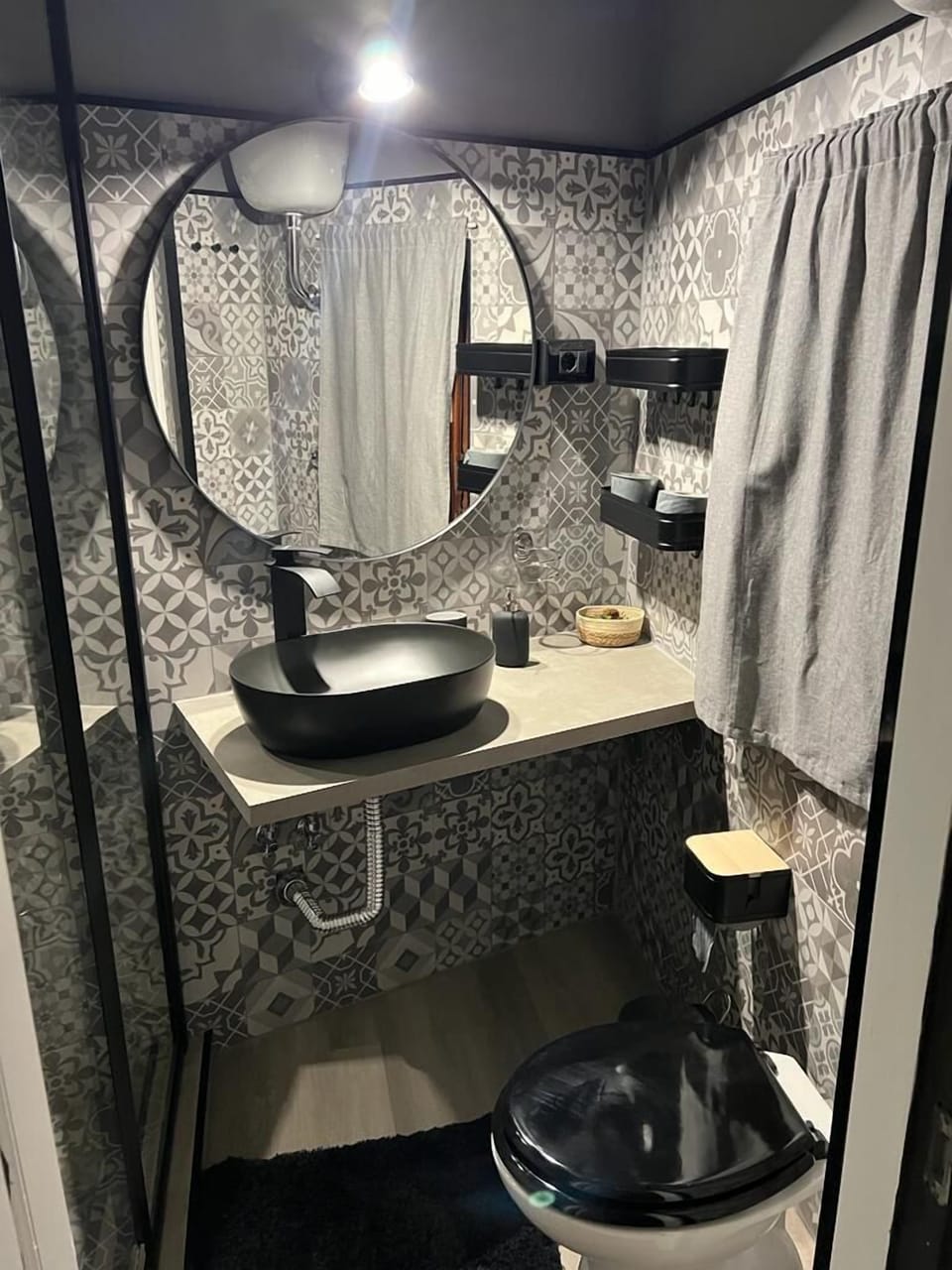 Basic Triple Room, Multiple Beds, Garden View | Bathroom | Shower, hair dryer, bathrobes, bidet
