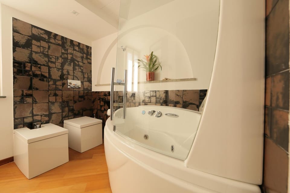 Bathtub, jetted tub, free toiletries, hair dryer