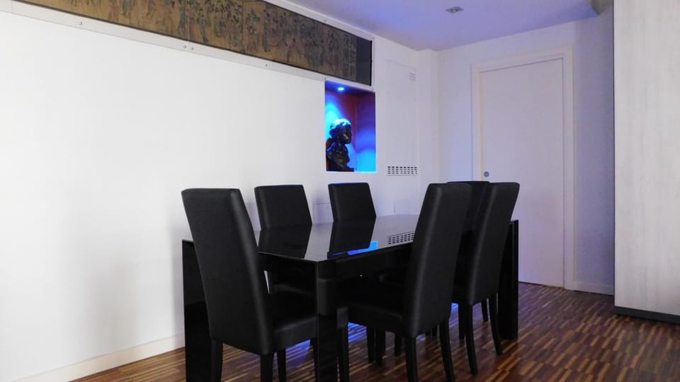 Full-size fridge, microwave, oven, stovetop