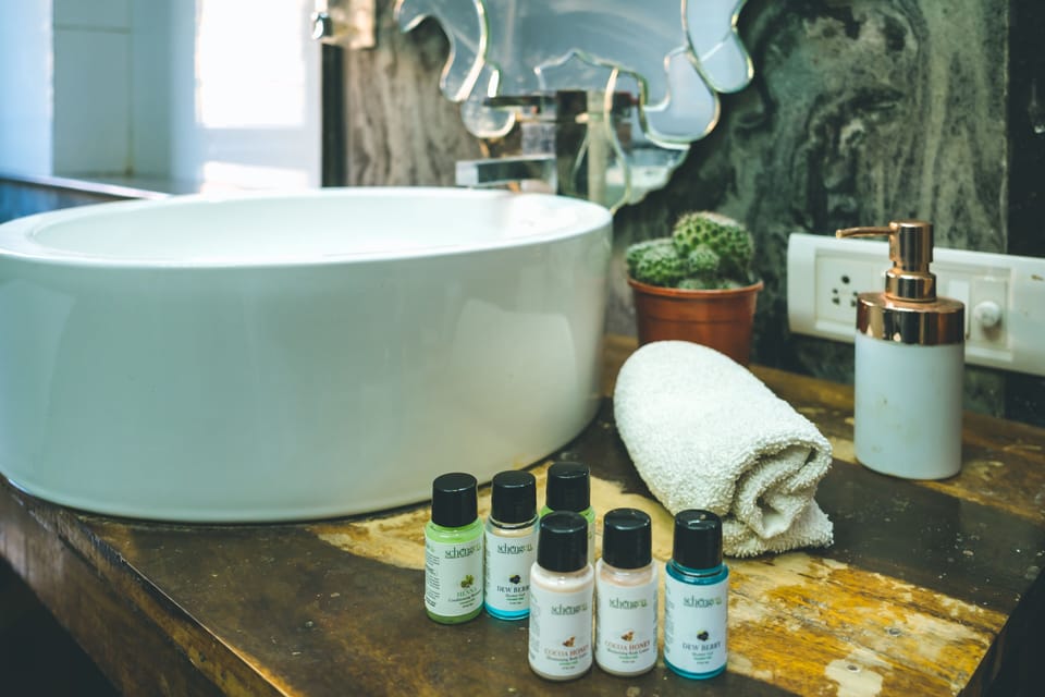 Shower, free toiletries, towels