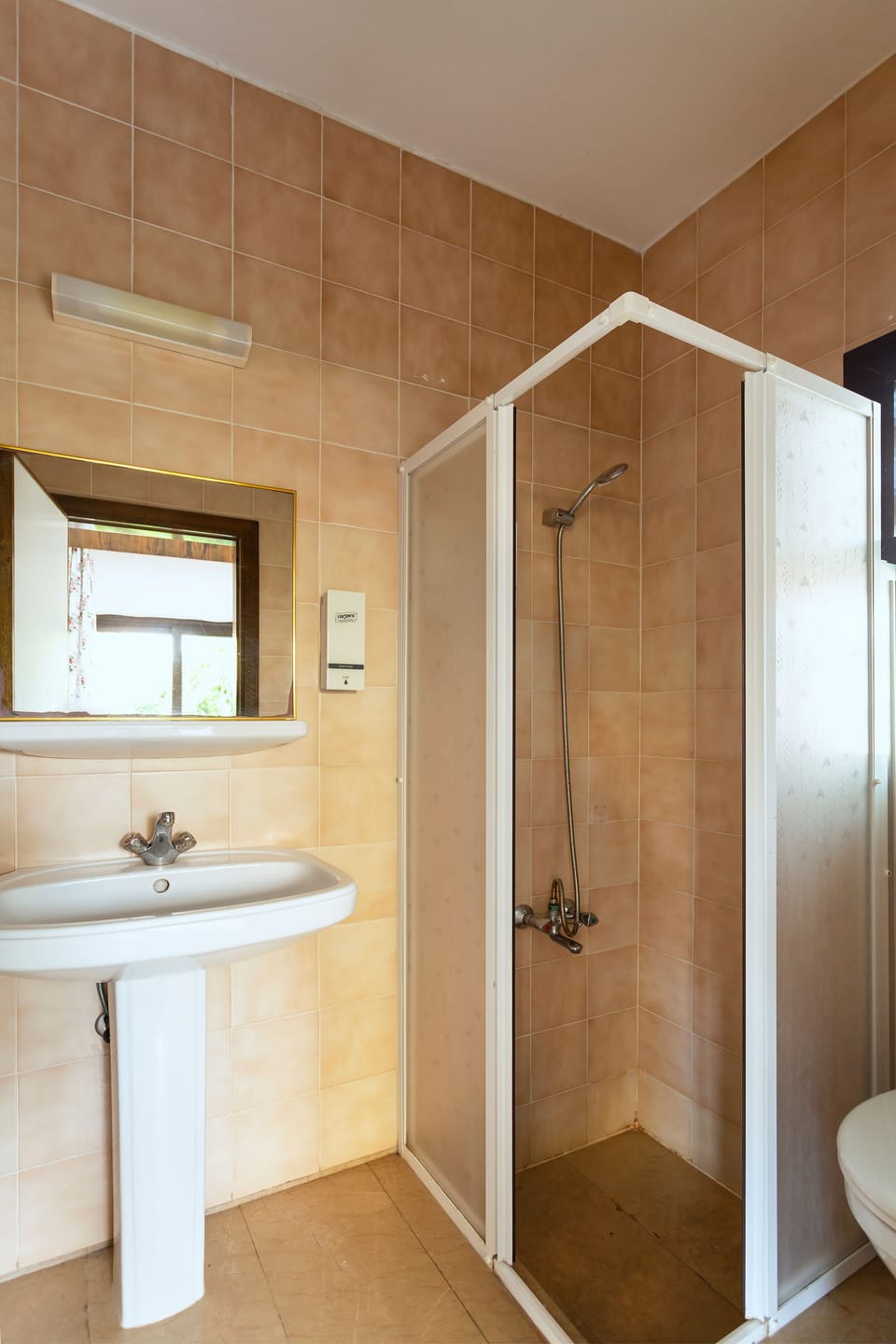 Standard Quadruple Room | Bathroom | Shower, free toiletries, towels
