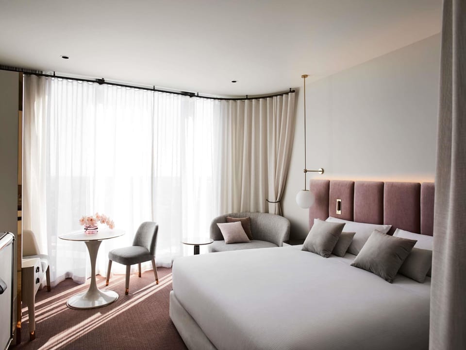Deluxe Room, 1 King Bed (Open Bathroom) | Premium bedding, minibar, in-room safe, laptop workspace