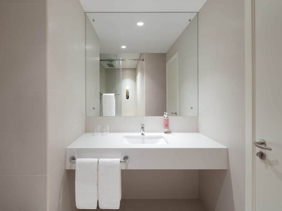 Rover Room | Bathroom | Shower, rainfall showerhead, hair dryer, towels