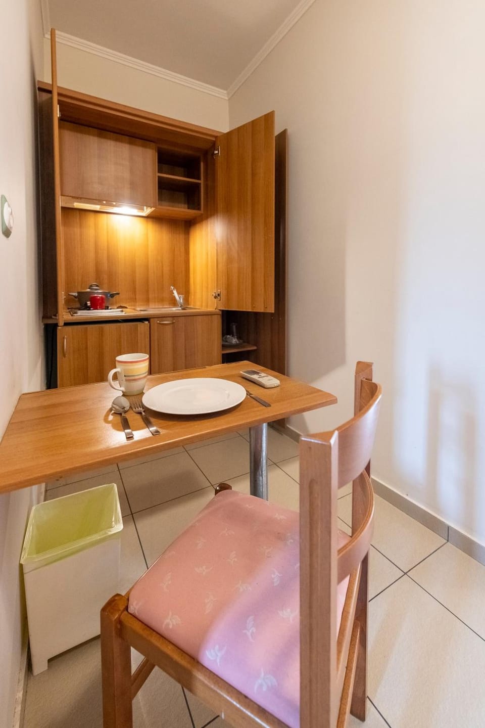 Fridge, stovetop, electric kettle, toaster