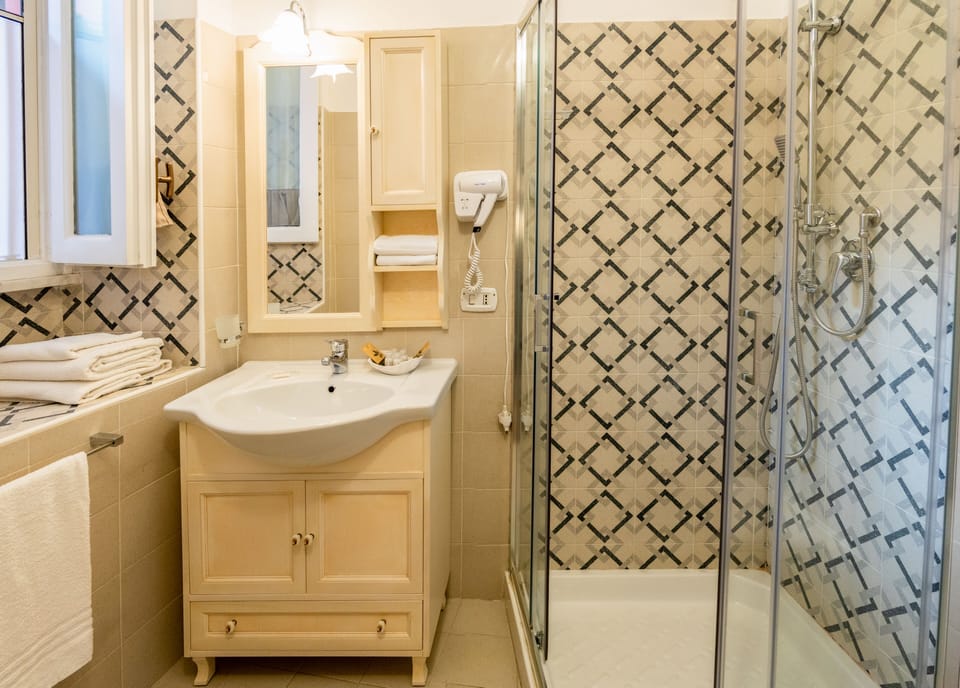 Deluxe Double Room, 1 Bedroom | Bathroom | Free toiletries, hair dryer, towels, soap