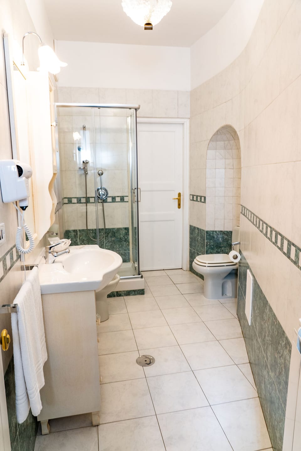 Superior Double Room | Bathroom | Free toiletries, hair dryer, towels, soap