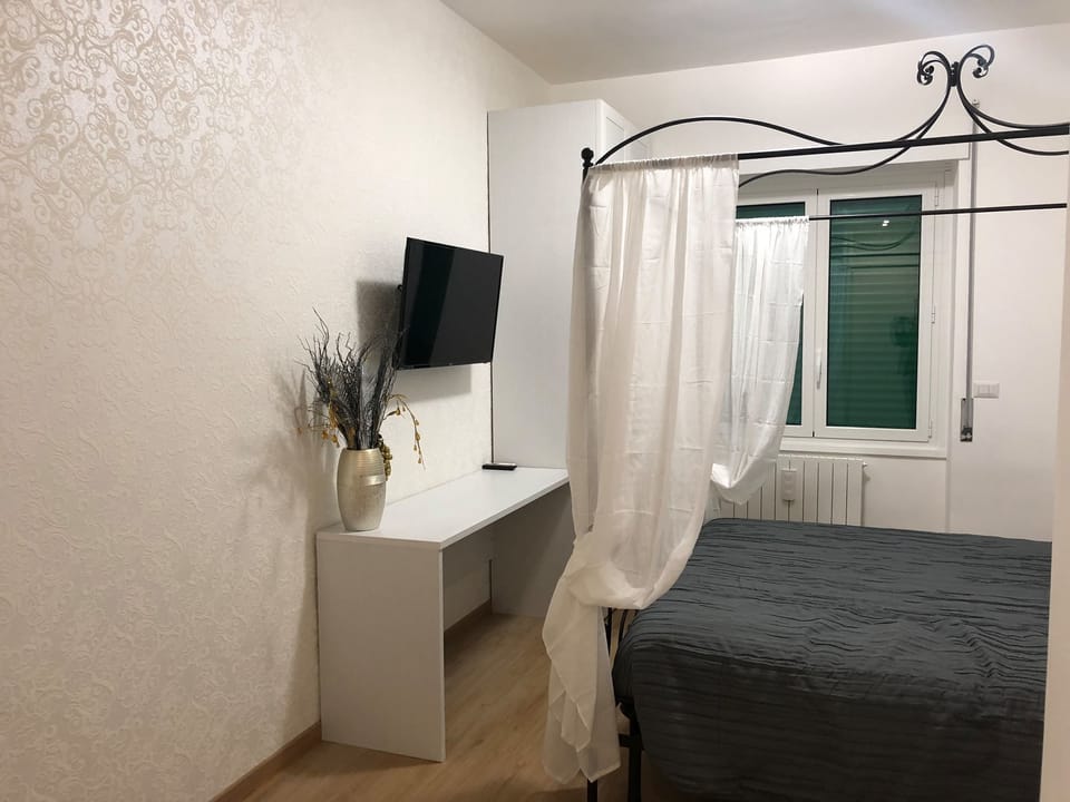 Double Room | Desk, soundproofing, free WiFi, bed sheets