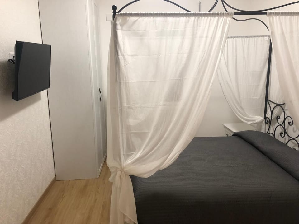 Desk, soundproofing, free WiFi, bed sheets