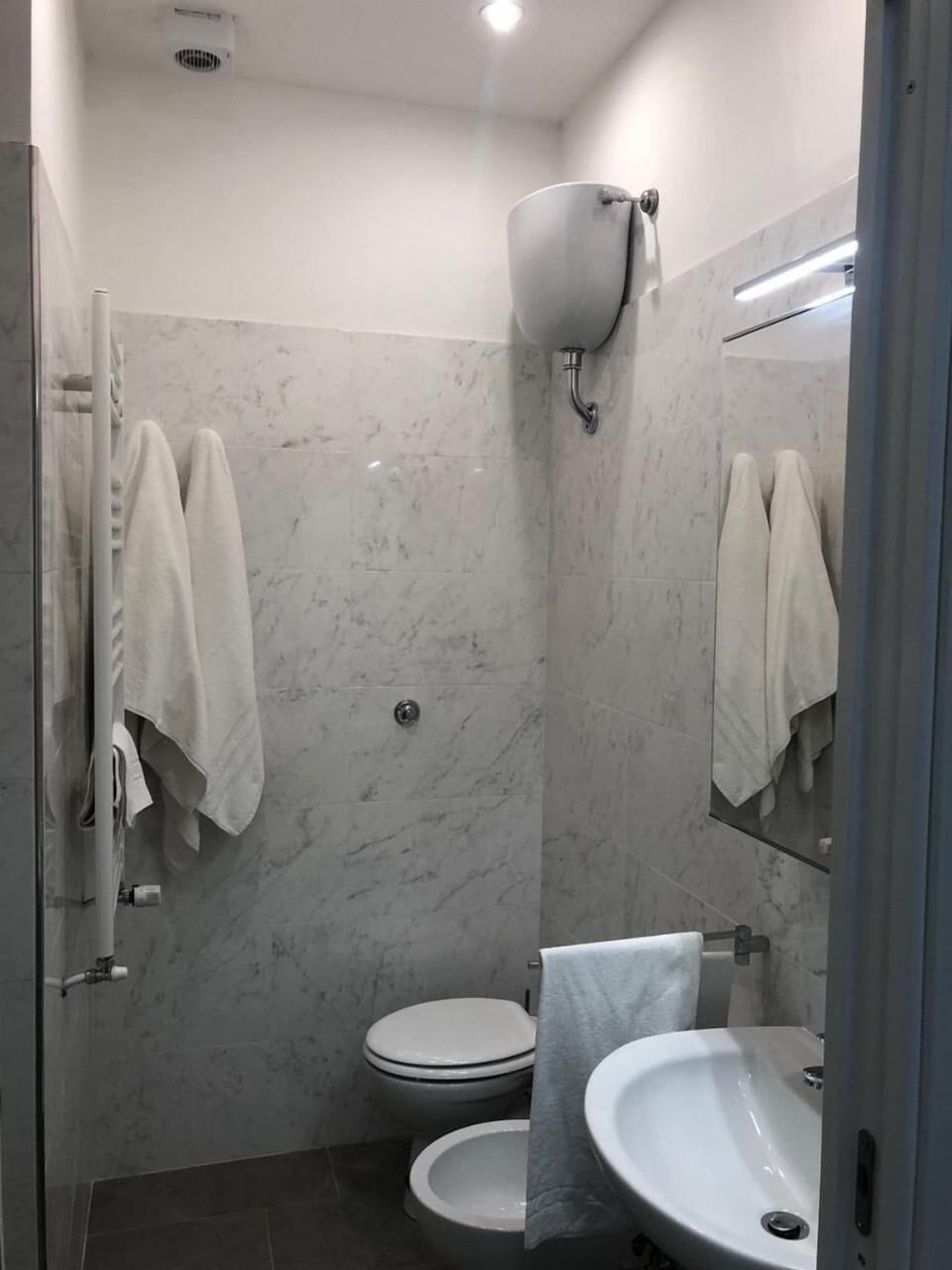 Shower, free toiletries, hair dryer, bidet