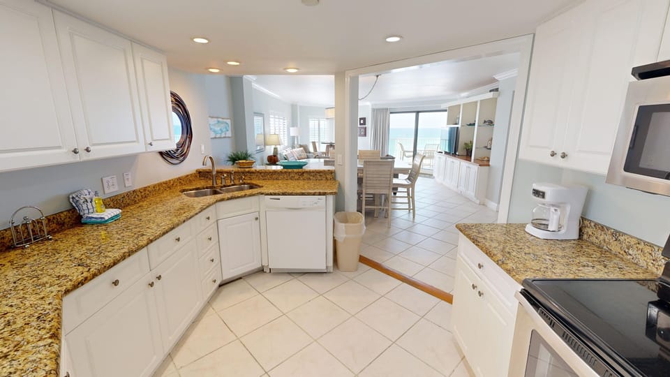 Condo, 3 Bedrooms | Private kitchen | Fridge, oven, coffee/tea maker, toaster