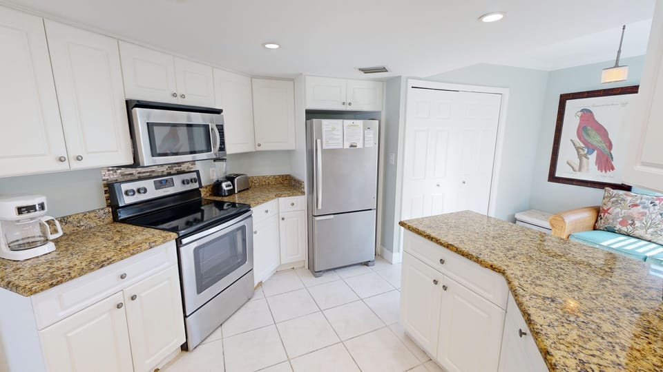 Condo, 3 Bedrooms | Private kitchen | Fridge, oven, coffee/tea maker, toaster