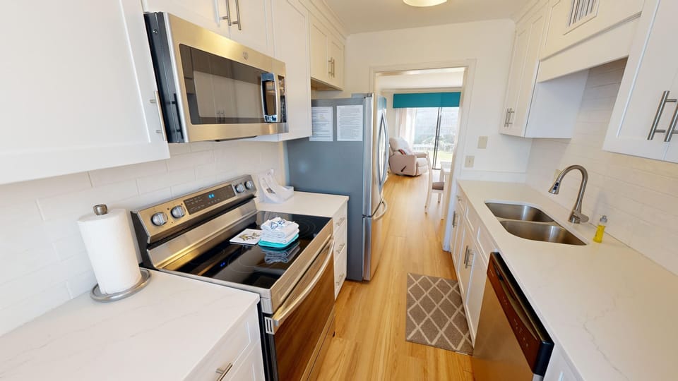 Townhome, 3 Bedrooms | Private kitchen | Fridge, oven, coffee/tea maker, toaster