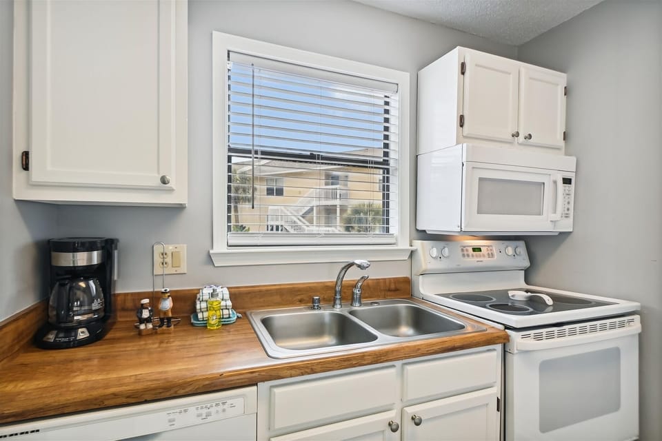 Condo, 2 Bedrooms | Private kitchen | Fridge, microwave, oven, dishwasher
