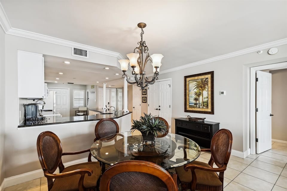 Condo, 2 Bedrooms | Dining