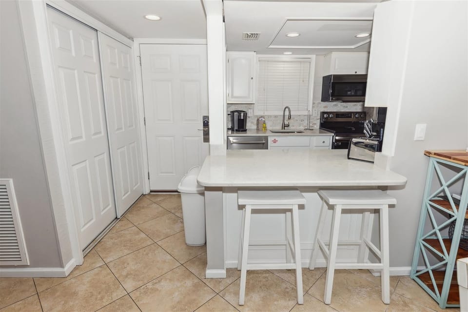 Condo, 2 Bedrooms | Private kitchen | Fridge, oven, coffee/tea maker, toaster