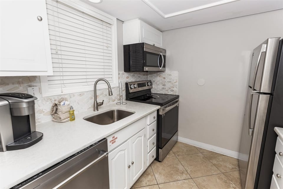 Condo, 2 Bedrooms | Private kitchen | Fridge, oven, coffee/tea maker, toaster