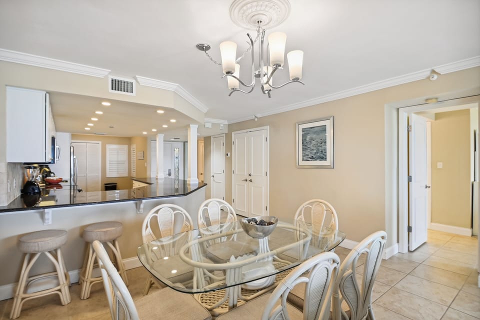 Condo, 2 Bedrooms | Dining