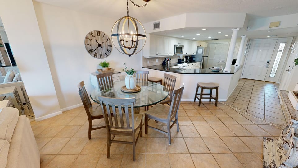 Condo, 2 Bedrooms | Dining