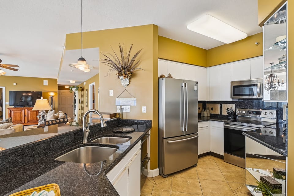 Condo, 3 Bedrooms | Private kitchen | Coffee/tea maker, fridge, microwave, oven