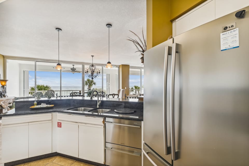 Condo, 3 Bedrooms | Private kitchen | Coffee/tea maker, fridge, microwave, oven
